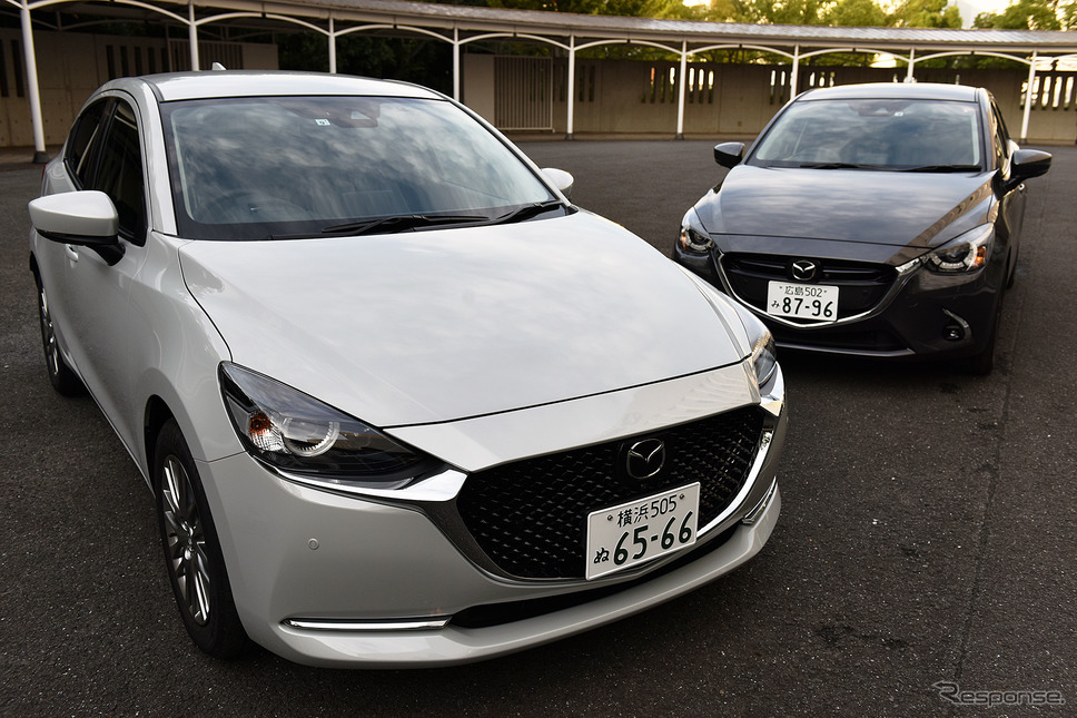 向かって左:改良新型マツダ2 15S L Package(2WD)、向かって右:従来型マツダ2 15S(2WD、AT)《撮影 中野英幸》