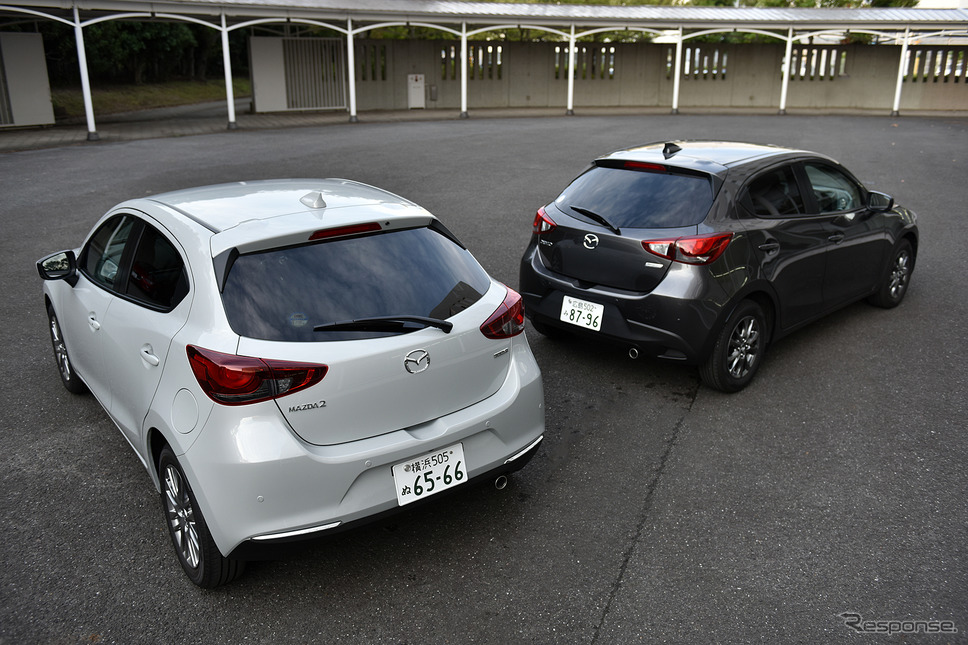 向かって左:改良新型マツダ2 15S L Package(2WD)、向かって右:従来型マツダ2 15S(2WD、AT)《撮影 中野英幸》