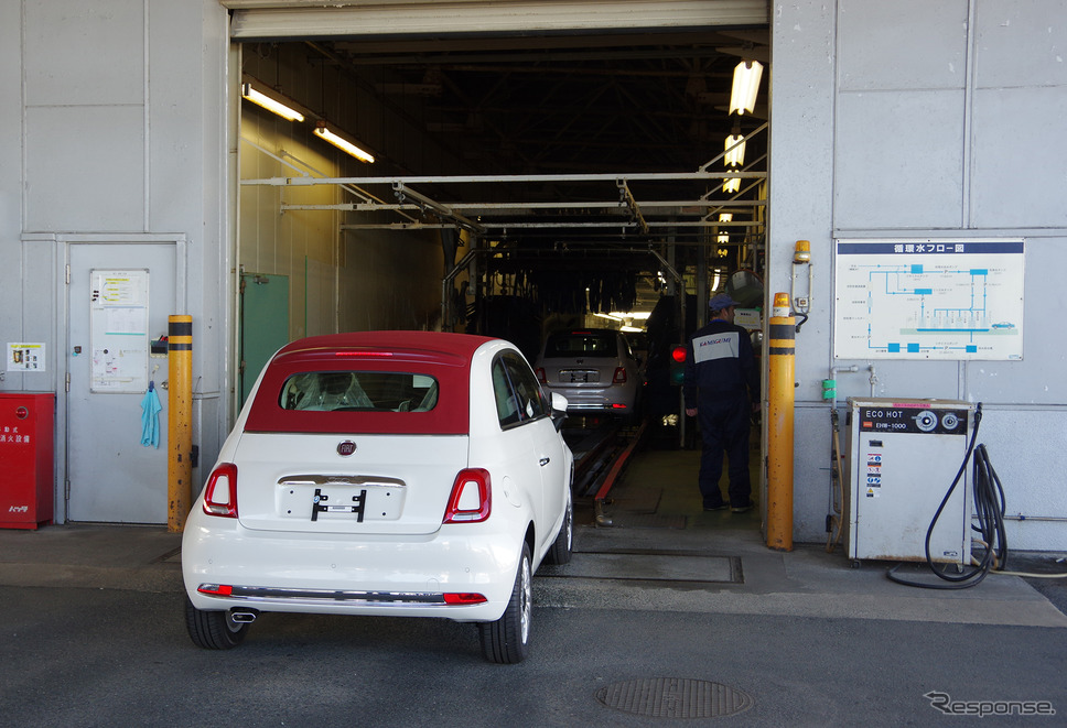 豊橋のFCAジャパン新車整備センターで整備を受けるフィアット500《撮影 宮崎壮人》