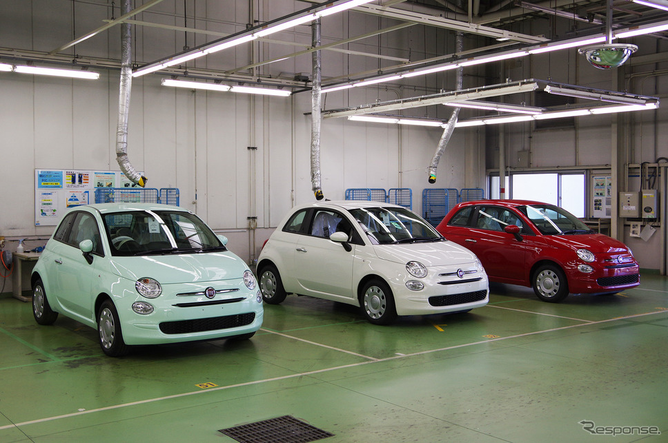 豊橋のFCAジャパン新車整備センターに並んだフィアット500。図らずもイタリアンカラーだ《撮影 宮崎壮人》