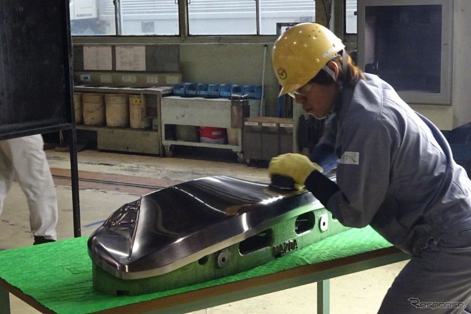 マツダ ツーリング製作部の熟練技能者による金型の磨き仕上げ《撮影 池原照雄》