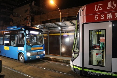 路面電車と協調する自動運転バスの実証実験の様子《写真 広島大学》
