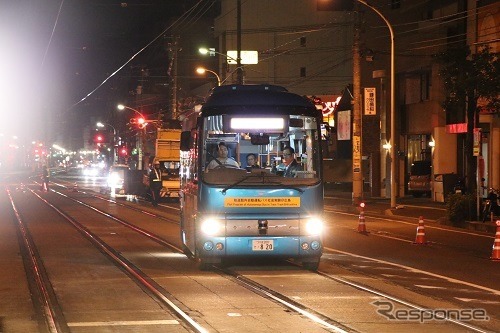 電車の軌道敷内に進入する自動運転バス《写真 広島大学》