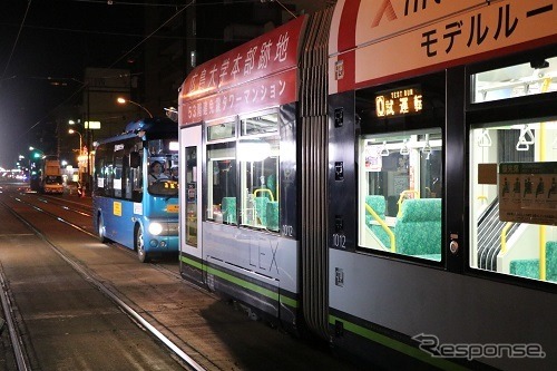 電車の後ろで停車する自動運転バス《写真 広島大学》