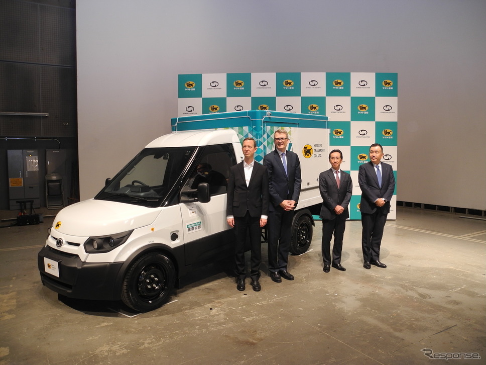 左からドイチェポストDHLのトーマス・オグリビー取締役、ストリートスクーターのイエルグ・ゾマーCEO、ヤマト運輸の栗栖利蔵社長、ヤマトホールディングスの長尾裕社長《撮影 山田清志》