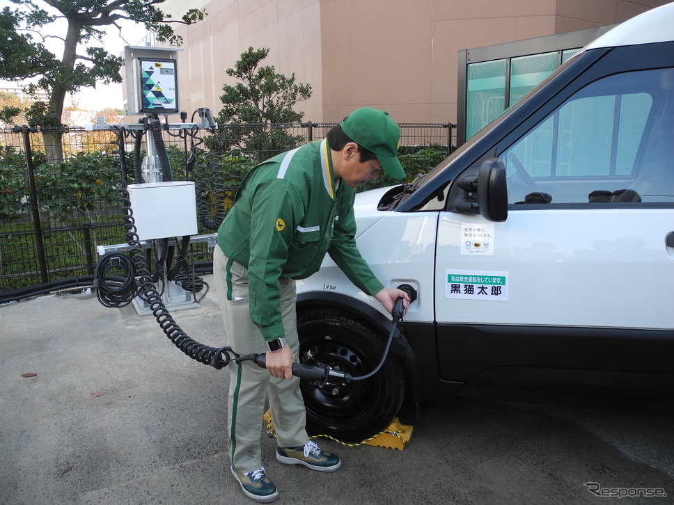 ドイツ製の充電器で充電する様子《撮影 山田清志》