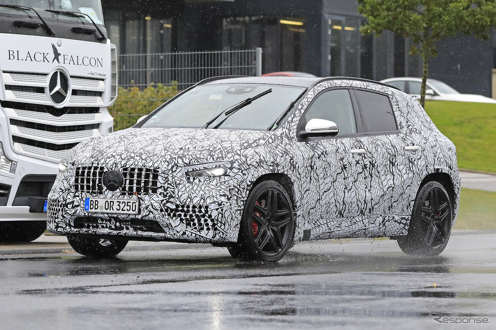 メルセデスAMG GLA45 開発車両(スクープ写真)《APOLLO NEWS SERVICE》