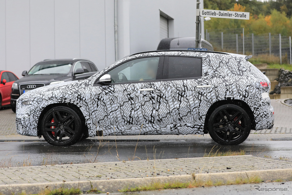 メルセデスAMG GLA45 開発車両(スクープ写真)《APOLLO NEWS SERVICE》