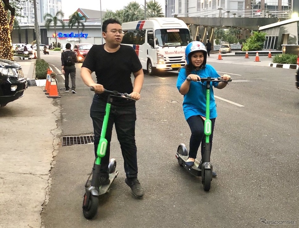 「電動キックボード」は日本で普及するのか？写真はインドネシアでグラブが始めた「e-scooter」《撮影 藤井真治》