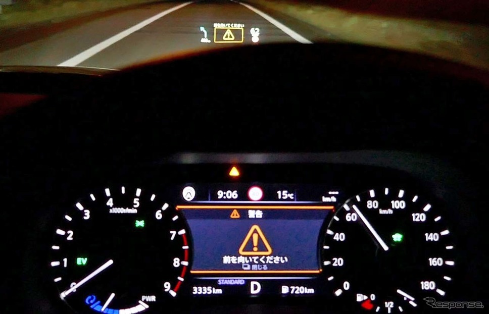 赤外線カメラによってドライバーの視線の方向は常に監視されている