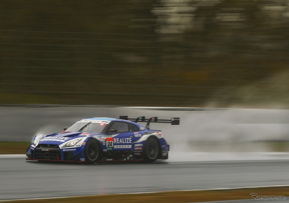 J.マーデンボローと高星明誠の#24 GT-R(マーデンボローが2日目トップタイム)。《撮影 益田和久》