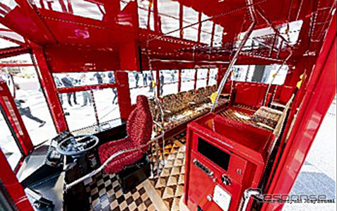 定員22人のバス車内は、向かい合って座れる座席が14席あり、車両ごとに異なるシートデザインと大きな窓が開放的《画像：WILLER》