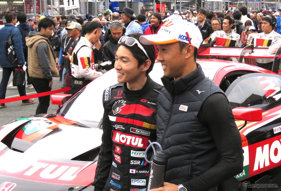 特別交流戦「レース2」のグリッドで、引退戦の中嶋大祐（左）を兄の一貴が激励。《撮影 遠藤俊幸》