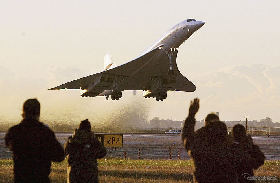 2003年10月24日、ニューヨークのジョンFケネディ空港を飛び立つ、コンコルド営業飛行ラストフライトのロンドン行き。《photo (c) Getty Images》
