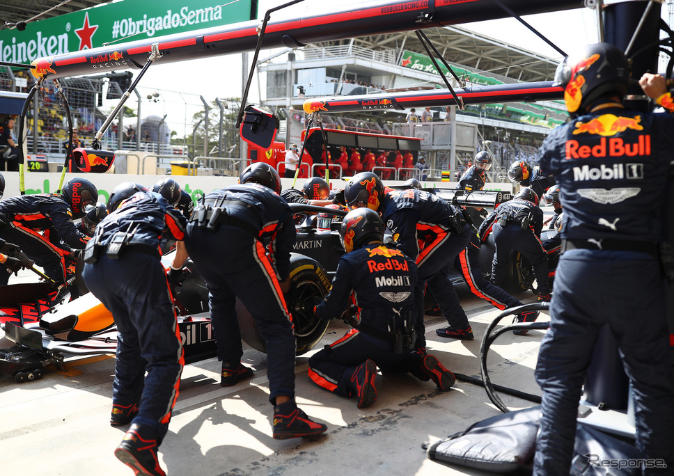 こちらは“本物”のF1ピットストップ（2019年ブラジルGP）。《写真提供 Red Bull》