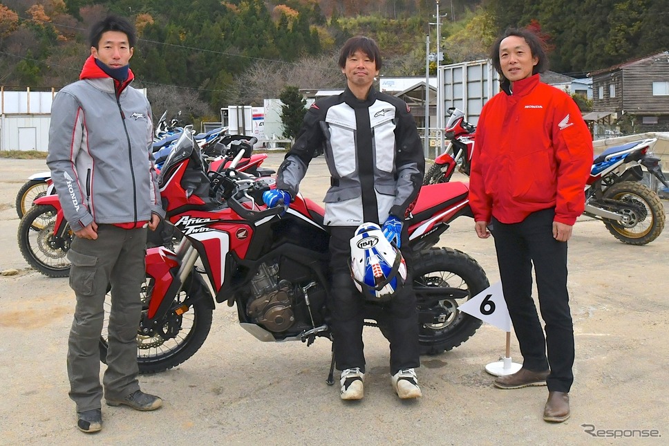 筆者・青木タカオそして開発責任者の森田健二さん(写真右)とテスト領域責任者である田中幹二さん(写真左)。画像 ホンダモーターサイクルジャパン