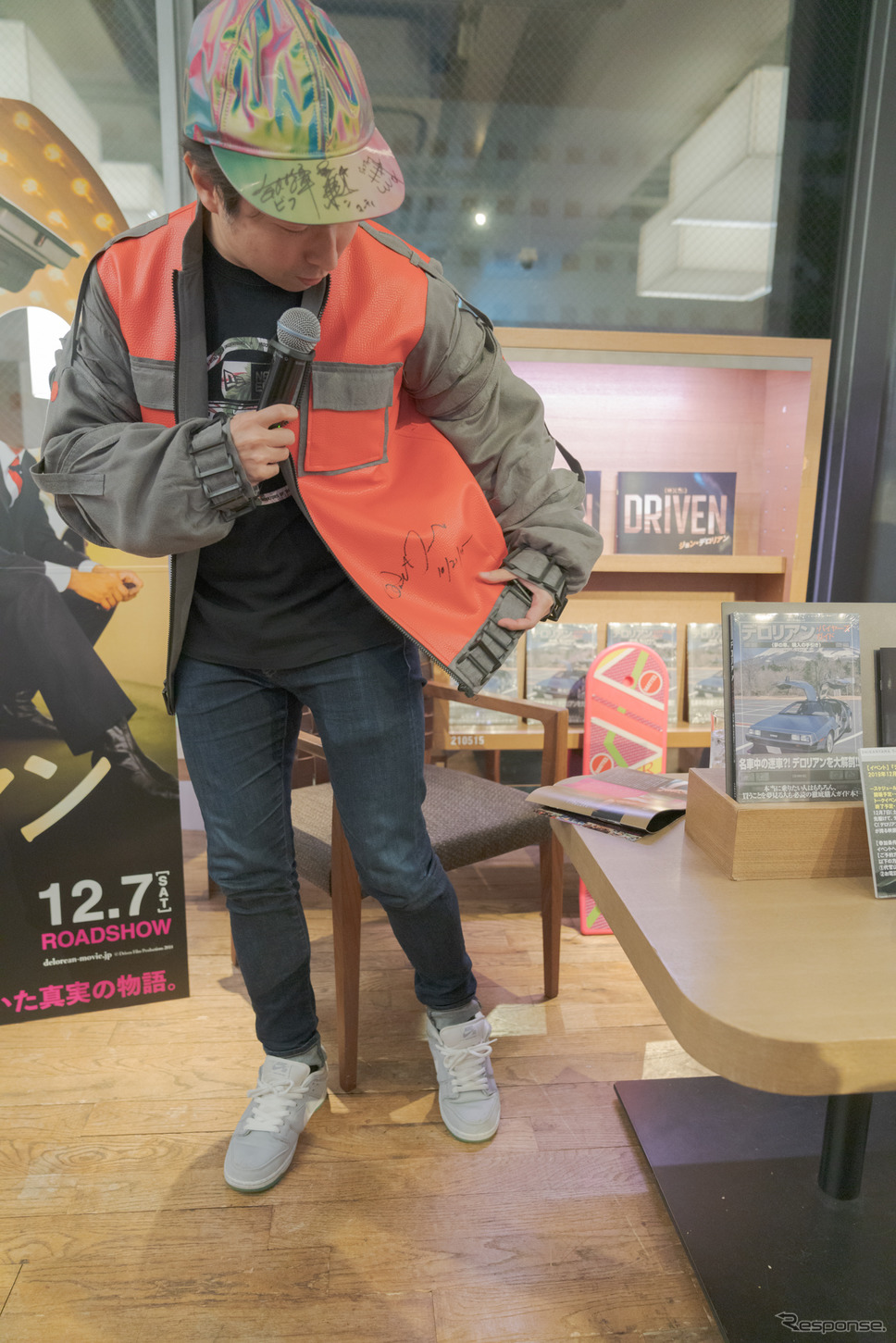 なんとロバート・ゼメキス監督のサイン入りジャケットだった。《撮影 関口敬文》
