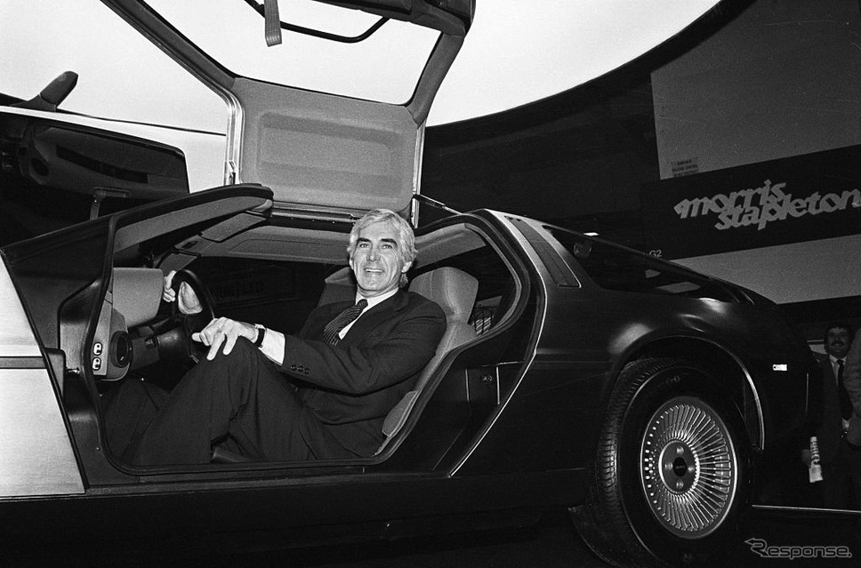 DMC-12に座るジョン(1981年)《photo (c) Getty Images》