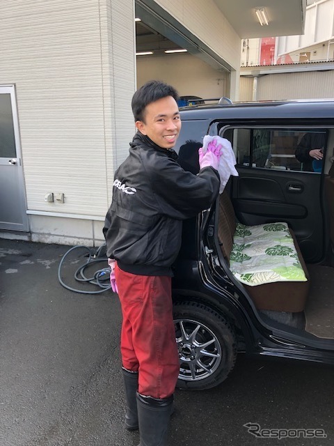 洗車中のベトナム人(アマギ)《撮影 川崎大輔》