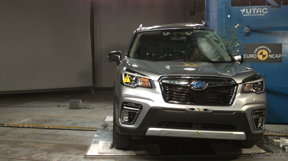 ポールクラッシュテスト《photo by Euro NCAP》