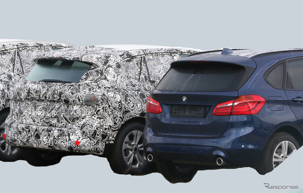BMW 2シリーズアクティブツアラー の現行型（左）と次期型プロトタイプ（スクープ写真）《APOLLO NEWS SERVICE》