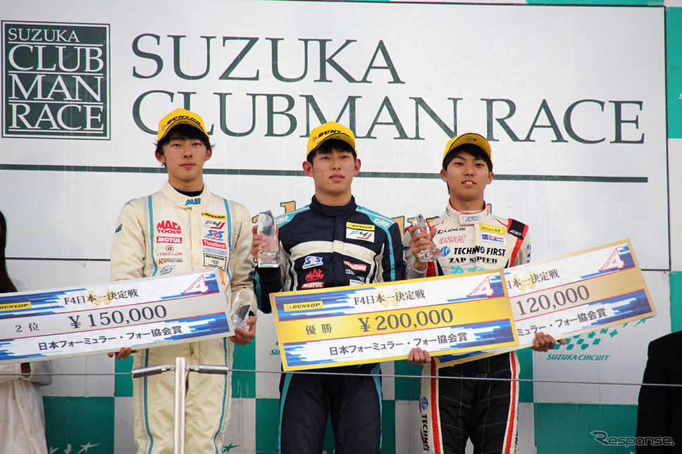 JAF-F4日本一決定戦の表彰台。左から2位の佐藤蓮、優勝した太田格之進、3位の大草りき《撮影 藤木充啓》