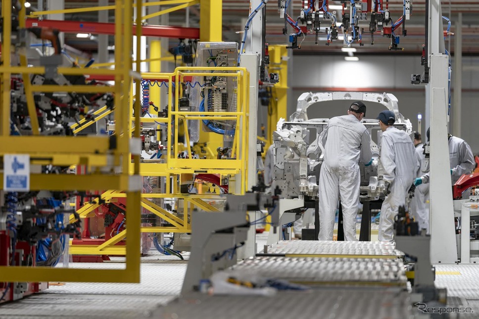 アストンマーティン DBX を生産する英国新工場《photo by Aston Martin》
