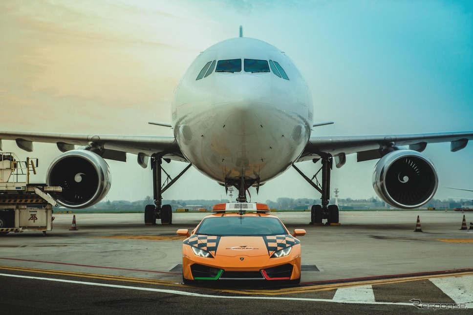 ランボルギーニ・ウラカンのイタリア空港の航空機誘導車《photo by Lamborghini》