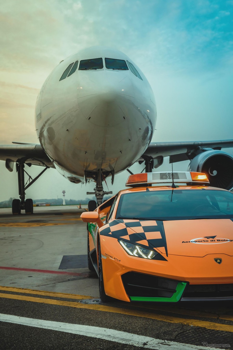 ランボルギーニ・ウラカンのイタリア空港の航空機誘導車《photo by Lamborghini》