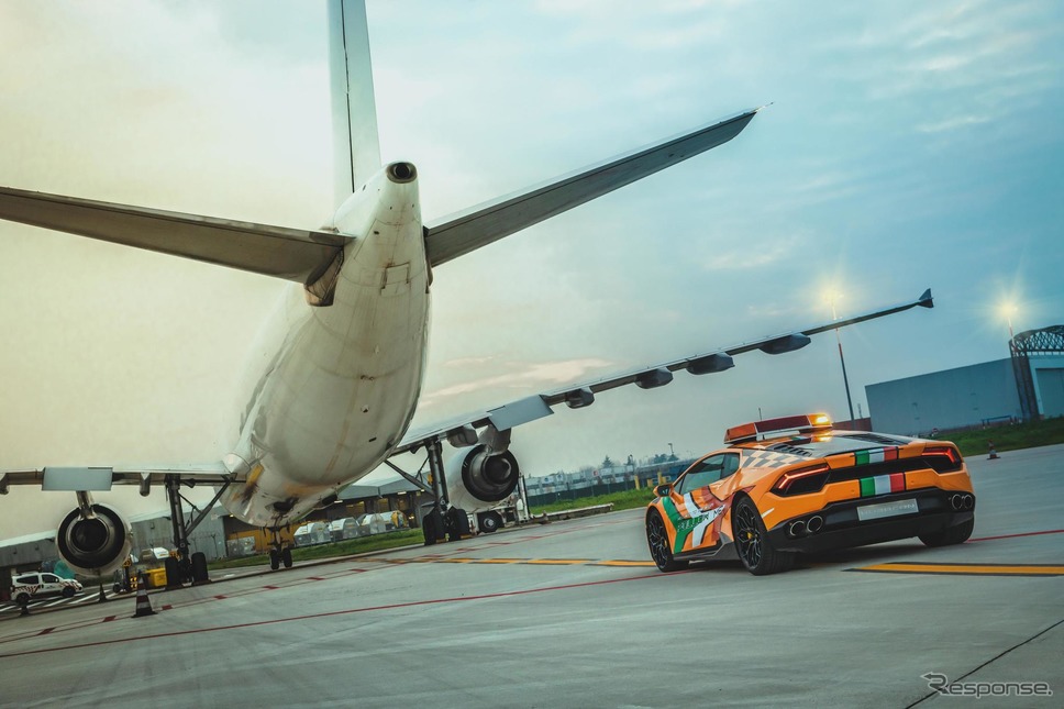 ランボルギーニ・ウラカンのイタリア空港の航空機誘導車《photo by Lamborghini》