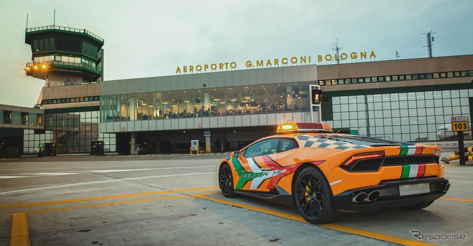 ランボルギーニ・ウラカンのイタリア空港の航空機誘導車《photo by Lamborghini》
