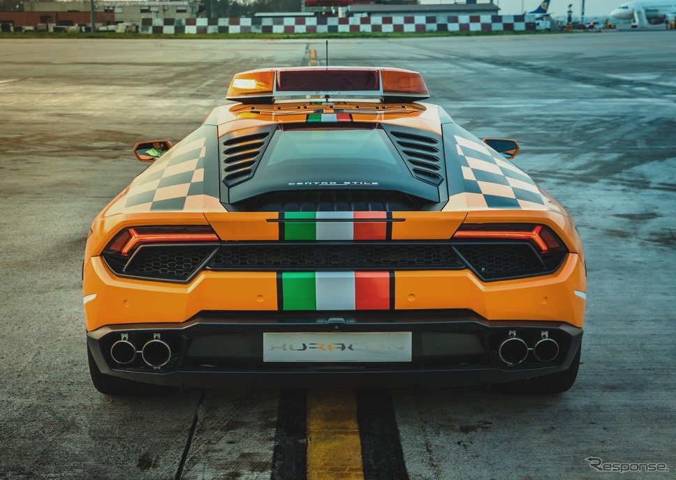 ランボルギーニ・ウラカンのイタリア空港の航空機誘導車《photo by Lamborghini》
