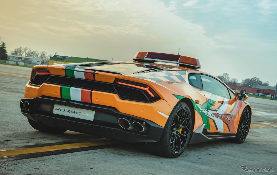 ランボルギーニ・ウラカンのイタリア空港の航空機誘導車《photo by Lamborghini》