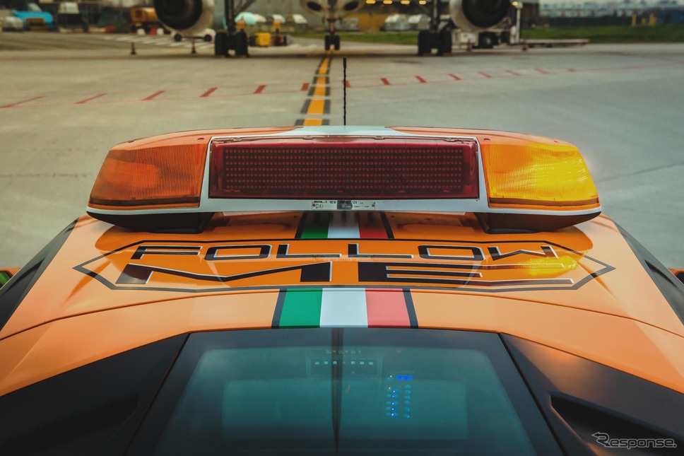 ランボルギーニ・ウラカンのイタリア空港の航空機誘導車《photo by Lamborghini》