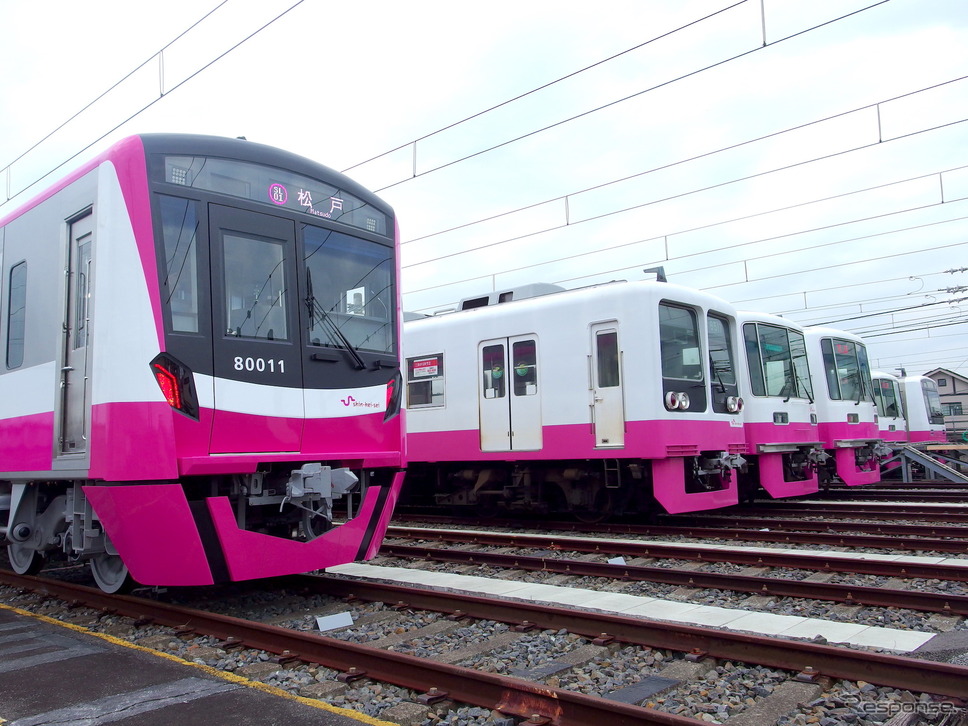 新京成80000形と在来車《撮影 高木啓》