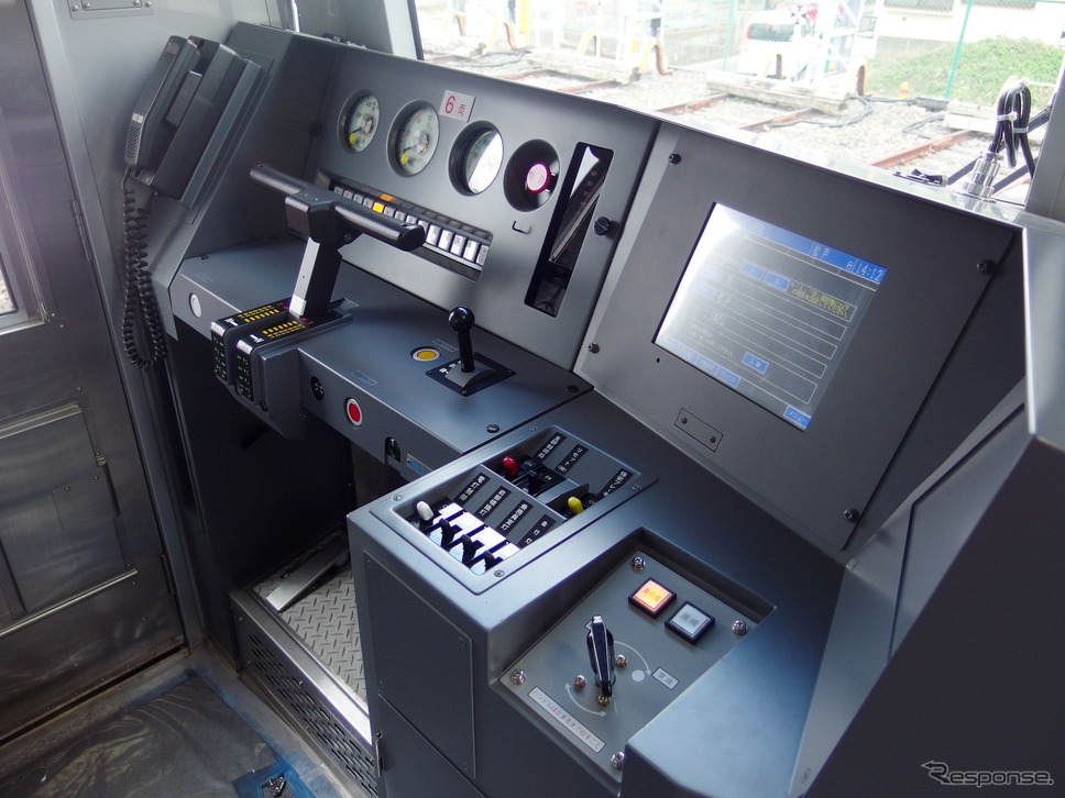 運転席《撮影 高木啓》