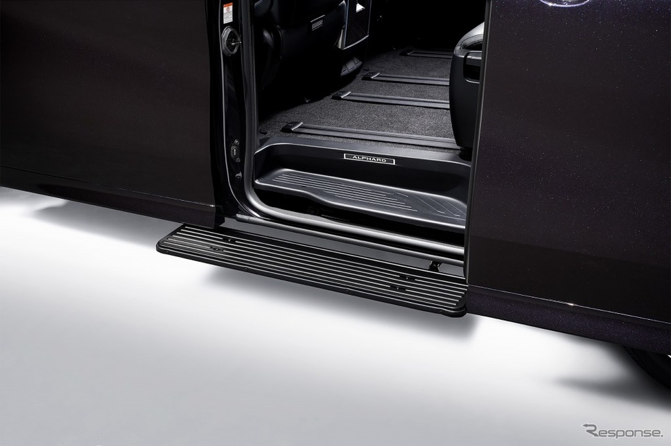 トヨタ アルファード 電動サイドステップ《画像:トヨタ自動車》