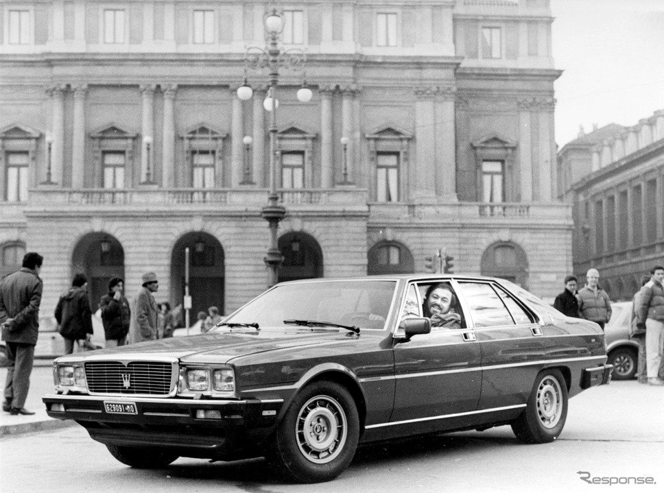 マセラティ・クアトロポルテ（1985年）、車内はルチアノ・パヴァロッティ。《photo by Maserati》