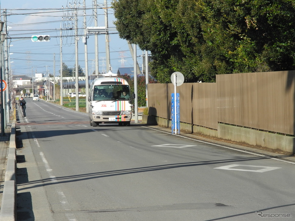 公道を走る埼玉工業大学のAI自動運転スクールバス《撮影 山田清志》