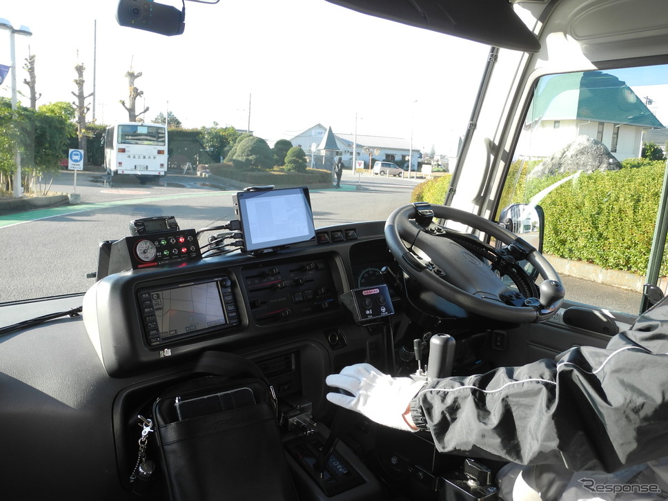 AI自動運転スクールバスの運転席《撮影 山田清志》