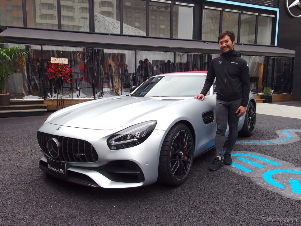 港屋創業者で店主の菊地氏。車両はメルセデスAMG GTだ。《撮影 高木啓》