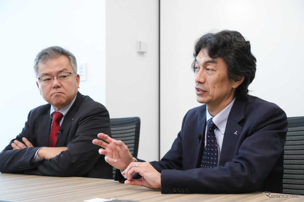 三菱自動車 百瀬信夫氏(左)と澤瀬薫氏(右)《撮影 佐藤靖彦》