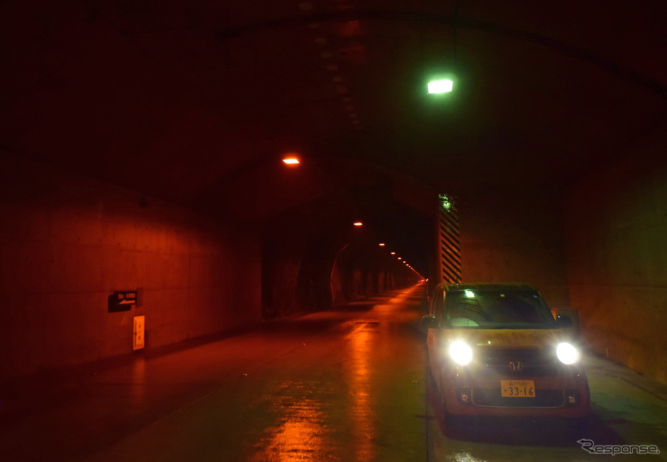長大なトンネルが連続する奥只見シルバーライン。路面は荒れており、アンジュレーション(路面のうねり)のきつさは国道352号線どころの騒ぎではない。こういう道はN-ONE RSの苦手ポイント。《撮影 井元康一郎》