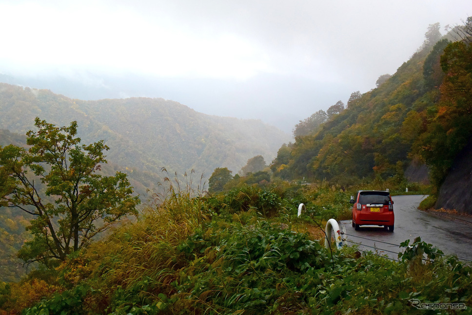 枝折峠から小出に向けての長いディセンド。平成初期の地図にはしっかりと未舗装と注意書きがあった。それを見てどんなところかと興味を持ってレンタカーで出かけてみたのが奥只見の初訪問だった。《撮影 井元康一郎》