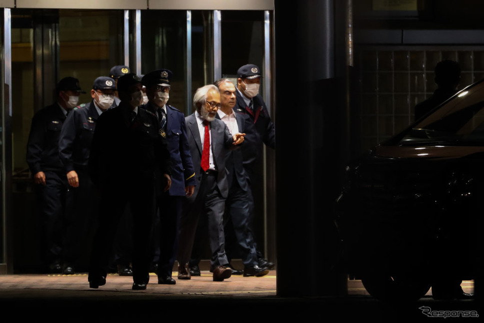 東京拘置所を出るゴーン被告（2019年4月25日）《photo (c) Getty Images》