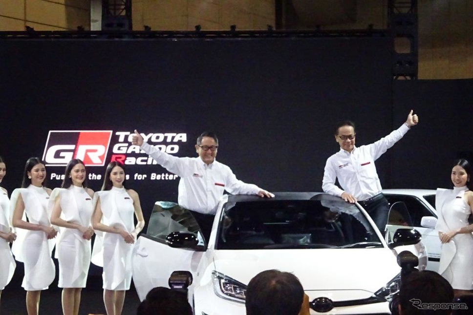 GRヤリスを発表する豊田社長(左)とGAZOO Racing カンパニーの友山プレジデント(右)《撮影 池原照雄》