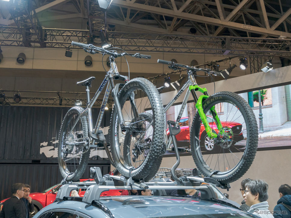 『NAGI BIKE』のマウンテンバイクということで注目している人も多い。(東京オートサロン2020)《撮影 関口敬文》