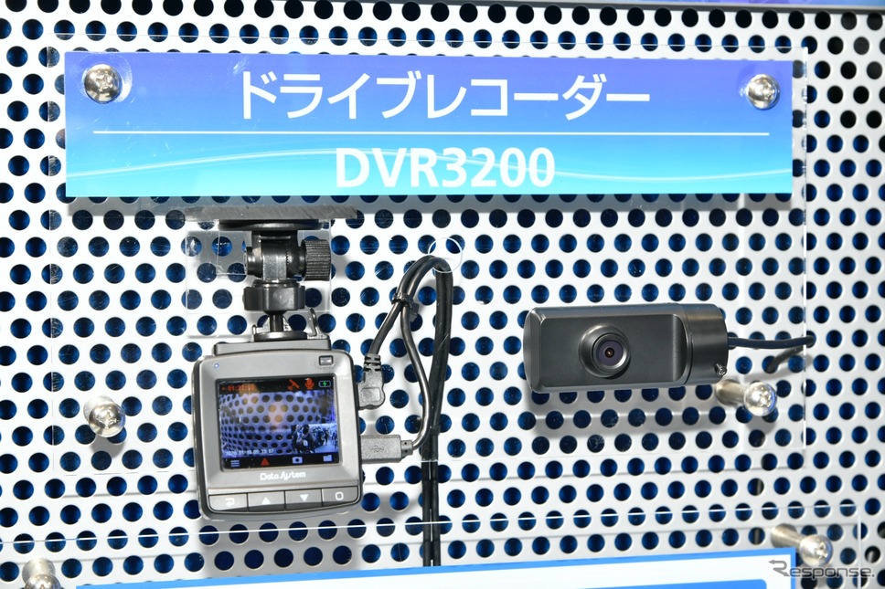 後方カメラ対応ドライブレコーダー (東京オートサロン2020)《撮影 雪岡直樹》