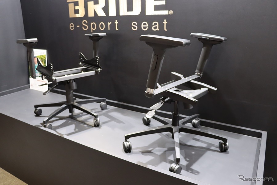 eスポーツプレイヤーのためのゲーミングチェア用キャスター。左はフルバケットシート用、右はリクライニングチェア用。(東京オートサロン2020)《撮影:中込健太郎》