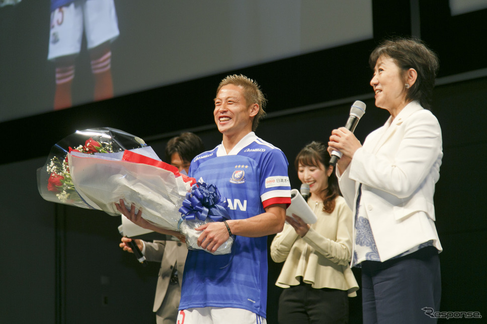 横浜F・マリノス仲川輝人選手（左）、日産自動車副社長 星野朝子氏（右）
